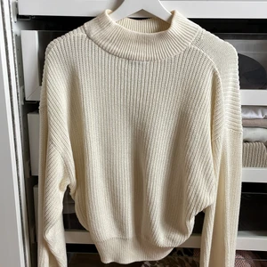 Stickad tröja - Söt vit stickad tröja som knappt är använd 