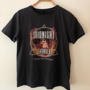 Grå t-shirt med tryck - Grå t-shirt med tryck i vintage-stil från Gina Tricot. Storlek L men ganska liten i storleken enligt mig. Knappt använd. Tveka inte att skicka privat vid någon fundering eller om du vill ha någon mer bild på plagget!!🤍