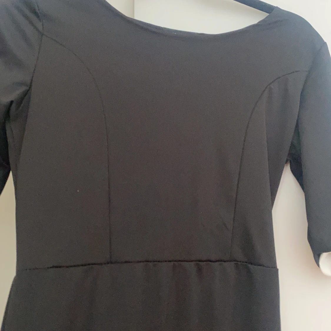 Svart klänning med vita detaljer  - 90