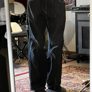 Svarta Baggy Jeans - Snygga jeans köpta second hand, sitter baggy och oversized, perfekta att skejta i