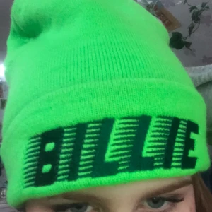 billie eilish green beanie - superfin och helt orörd grön neon beanie från billie eilish's märke bloshs, broderat med texten billie. köpt för två år sedan med hennes superfan box och han bara blivit som prydnad sen dess!