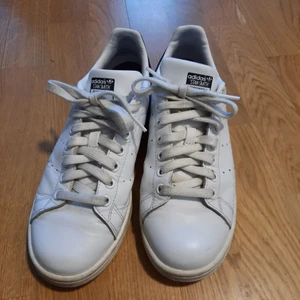 Adidas sneakers Stan Smith, stl 38,5 - Använda Adidas sneakers Stan Smith, bra skick. Obs! Ej original innersula.  Färg: Vita med mörkblå kappa  Stl: 38,5 (UK 5,5)  Inköpspris: SEK 679