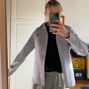 Randig skjorta - Randig skjorta från Ralph Lauren (ej äkta). Använd ett fåtal gånger. Storleken är L men skulle säga att den mer passar XS/S