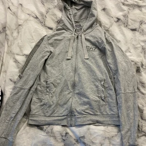 kofta - Jag har fått denna av min kusin men jag har inte använt den för är riktig inge min stil. Men den är väldigt skön kan jag säga💕