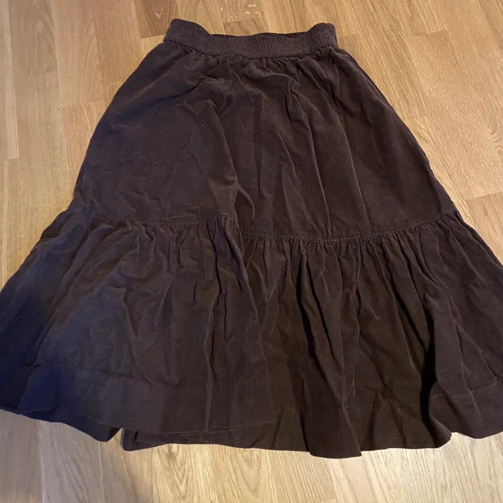 brun manchester kjol från zara. köpt på plick, storlek XS/S 139kr + frakt. Kjolar.