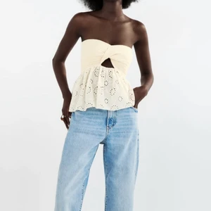 ZARA TOPP - Säljer denna bandeutopp från Zara som är helt slutsåld! HELT NY, med lappar kvar! 💗💗 den är i stl L men har resår så den glider inte ned, passar mig som är S/M. Säljer då den inte var min stil 💞 frakt tillkommer. buda i kommentarerna 💞💞  bud på 340kr 