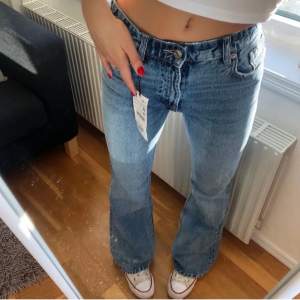 Lägger upp dessa jättesnygga helt nya jeans från zara❤️säljer pga av att de inte riktigt var min stil. Dem satt bra på mig som är 170 och som vanligtvis har 34/36💗köp direkt för 270+frakt💕