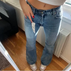 Zara jeans - Lägger upp dessa jättesnygga helt nya jeans från zara❤️säljer pga av att de inte riktigt var min stil. Dem satt bra på mig som är 170 och som vanligtvis har 34/36💗köp direkt för 270+frakt💕