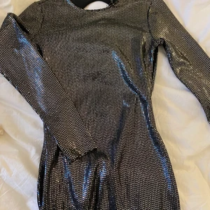 Festklänning - En super fin paljett klänning som funkar både till fest o nyår! Bra skick❤️ oanvänd 