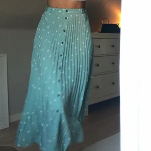 Prickig kjol💚🤍 - En supersöt kjol från stradivarius 💚💚 Säljer då den ej kommer till användning längre😥 köparen står för frakt ❤️