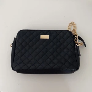 Väska - Liten svart väska som inte har använts mycket💕