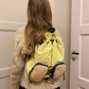 Cool gul ryggsäck från Zara! Den är helt oanvänd och har lappen kvar. Snygga detaljer som fickor i fuskpäls. 