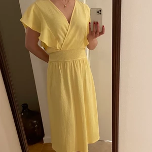 Sommarklänning Mango - En fantastiskt vacker klänning som jag köpte här på Plick men som tyvärr är lite för stor för mig. Säljaren hade nog knappt använt den för den ser ut som ny. Smickrande passform och en av få omlottmodeller som inte glipar! 