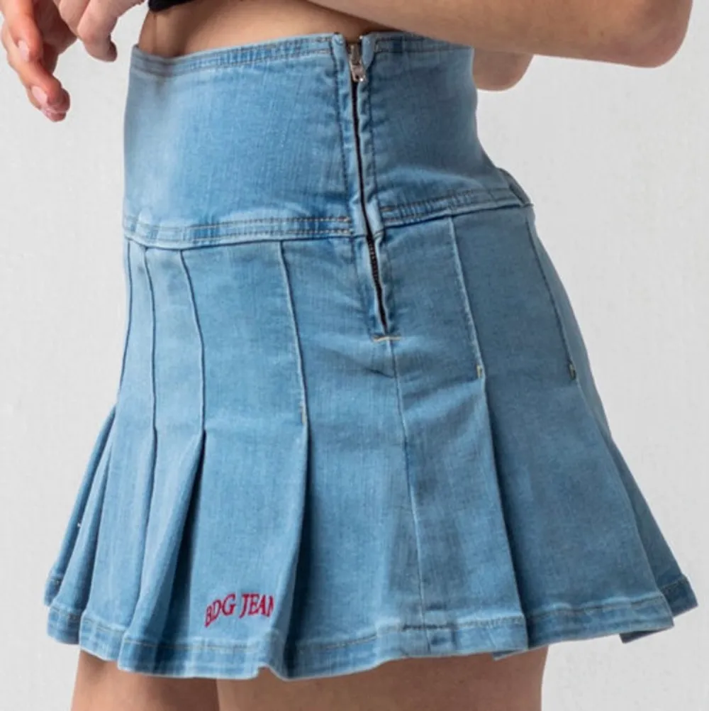Kattigaste mini kjolen från Urban Outfitters, perfekt inför sommaren! | Jeans tyg med stretch, storlek M men hade även passat S | Nyskick - aldrig använd, endast testad (original pris 500kr) | Köpare står för frakt ❣️. Kjolar.