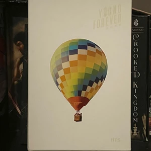 BTS ALBUM - EPILOGUE: YOUNG FOREVER  - otroligt bra skick, fotoboken är knappt öppnad, allting är som nytt. innehåller affisch, fotobok, polaroid och CDs. köpt från amazon för ca 400 kronor. 