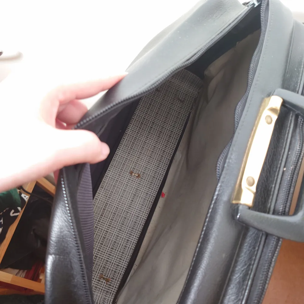 Stor svart vintageväska med handtag och axelrem. Lite vit färg på ena sidan (se bild!)🌱. Väskor.