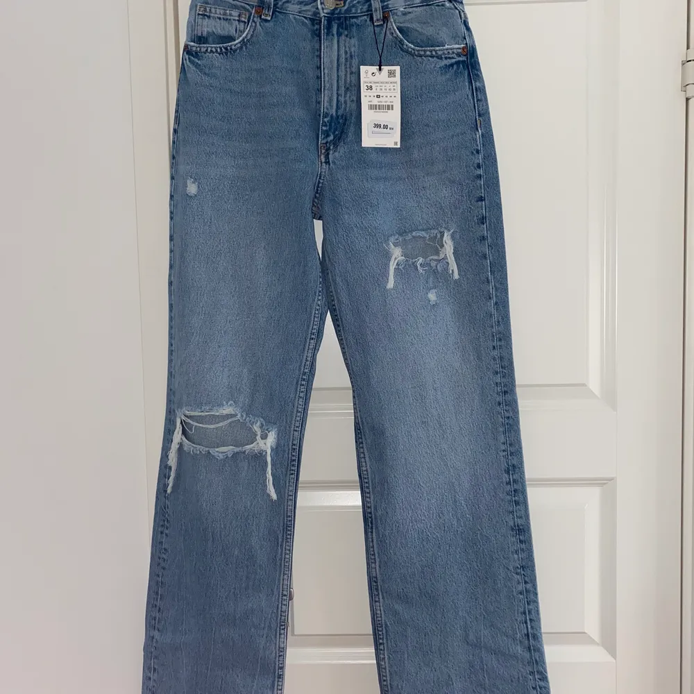 Halv mörka jeans från zara pris lapp på (alldrig andvända) välldigt raka med två hål och slitningar🥰 köpta för 399kr . Jeans & Byxor.