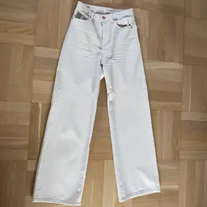 Knappt använda jeans från Lindex. Jeansen heter Jackie och är i en sandfärgad, beige färg. Köptes för 499kr och finns inte kvar att köpa online. Säljer pga att de tyvärr är för små. 