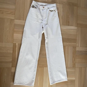 Jeans Beige Lindex strl 36 - Knappt använda jeans från Lindex. Jeansen heter Jackie och är i en sandfärgad, beige färg. Köptes för 499kr och finns inte kvar att köpa online. Säljer pga att de tyvärr är för små. 