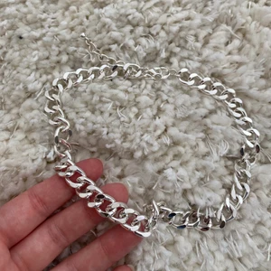 Silvrig kedja - Chunky silvrig kedja, knappt använd o därav säljer jag den, skicka privat vid frågor eller intresse!☁️