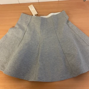 Kjol M - Säljer denna fina kjol som aldirg använts som är så fin!!  Vi kan diskutera priset.  Finns i Oxelösund, det går bra med Swish. 