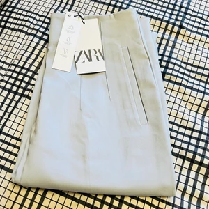 Zara byxa  - Super fin byxa från Zara med pressveck. Helt  oanvänd med etikett kvar, finns i fler färger också helt oanvända. Säljes pga fel bedömning av storlek. 