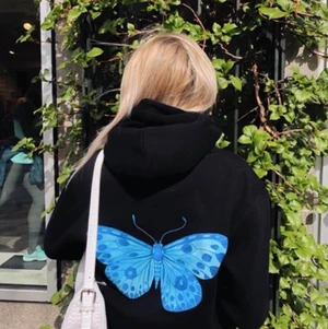 the cool elephant hoodie - Fin och skön hoodie från the cool elephant som är perfekt till sommarkvällar. Endast använd en gång så i nyskick. Storlek M men passar mig som har strl S perfekt. Möts upp i Göteborg eller fraktas med postnord.  Hör av er för fler bilder eller frågor! Nypris 599kr.