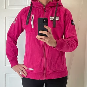 Cerise hoodie - Cerise huvtröja ifrån Five seasons, storlek 38. Mycket fint skick, sparsamt använd.