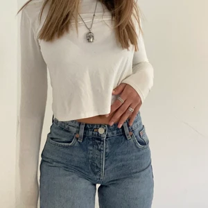 Zara Mid Rise Jeans - ‼️ SÅLDA‼️Säljer dessa super-trendiga Zara jeansen💕 Använt några gånger, men INGA tecken på användning🤩🤩 Jag är 170cm och bär alltid S, skriv PM för mått💕💕 