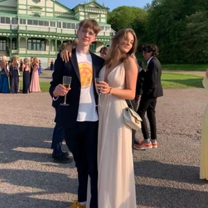 Balklänning  - Säljer min fina balklänning, endast använde en gång på min bal och den är i perfekt skick. Jag är en storlek S men den är justerbar så den skulle passa bra för både XS och M. Jag är 176 och den går hela vägen ned till golvet på mig! Hör av er om ni har fler frågor🤗buda privat eller i kommentarerna!