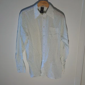 70-tals skjorta #3 - Fynda nu riktigt ovanliga 70-tals skjortor, har vart vakum förpackade för att hålla i tyget 🤘