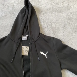 Puma hoodie - Säljer en oanvänd ny svart zip hoodie eftersom jag aldrig använder den, tryck inte på köp nu!