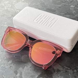 Ett par Chimi solglasögon. Modell 008 i färgen guava💕 bra skick, nästintill oanvända. Köparen står för frakten