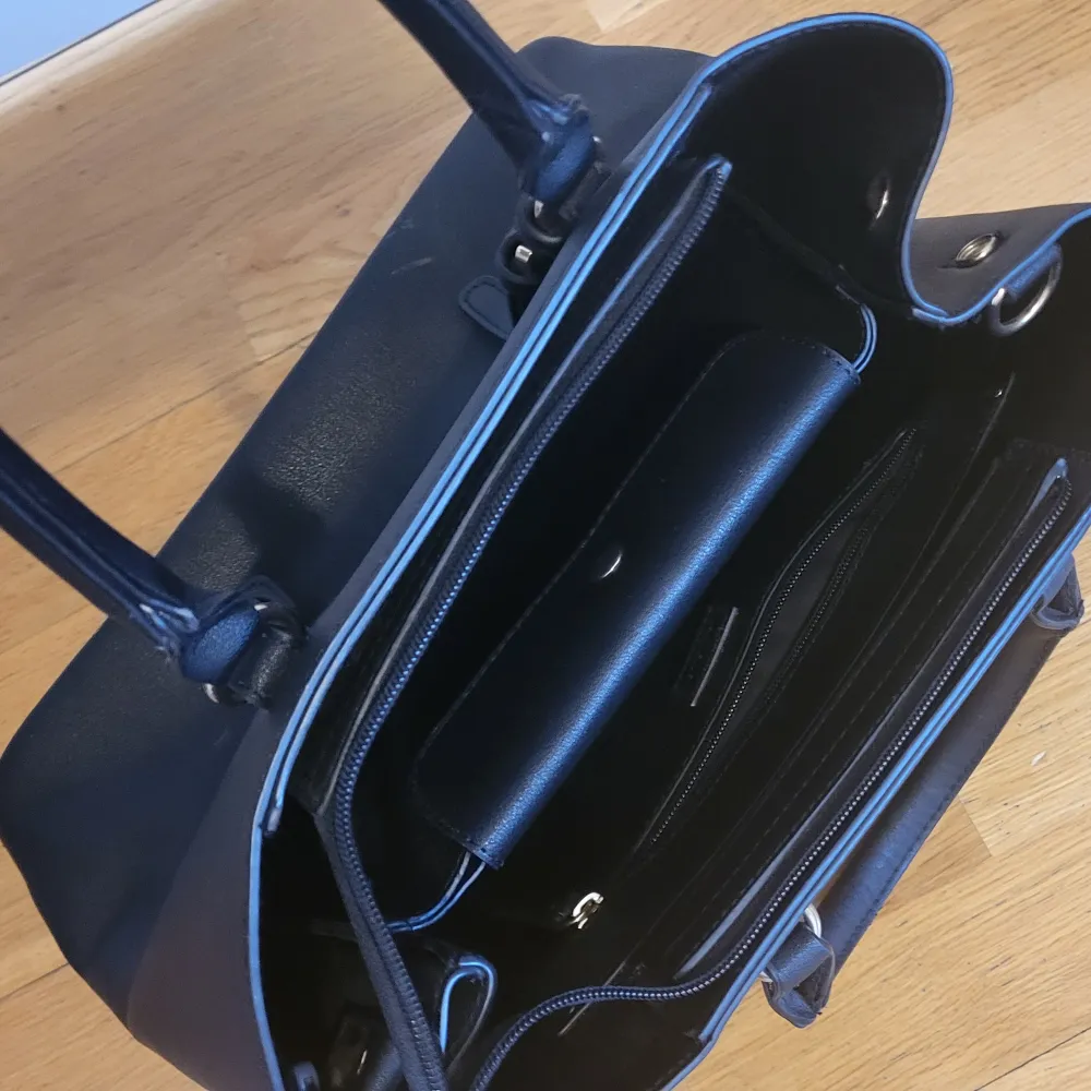 Handväska köpt från åhlens. 35cm bred, 25cm lång. Väskan har inte använts mycket. I bra kondition.. Väskor.