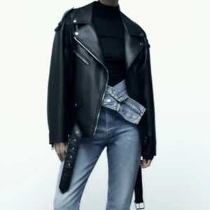 Zara oversized  biker jacket - Säljer denna jackan då den inte passar mig och såklart så kommer jag sälja den billigare. Helt ny saknar bara nummerlapp då dene beställd online nyligen. Priset kan diskuteras även