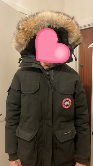 Canada goose - Lite sliten vid händerna men inget som märks, annars är den hel o fin