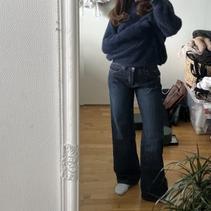 blå raka jeans - så så fina raka jeans som blivit försmå på mig!  är i storlek s (36/38) och jättebra skick! 🌟🌟 de är mid/lowwaist och av lite tjockare jeans material! midja:36cm innerbenet:82cm  (budgivning vid flera intresserade)