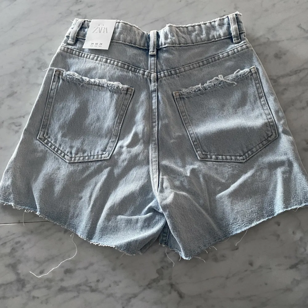 Helt oanvända jeans shorts från Zara. Säljer på grund av för små!  Storlek 34. Shorts.