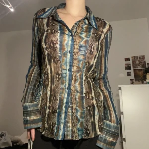 Flermönstrad skjorta   - Jätte fin figursydd skjorta i polyester som ja köpt secondhand💙
