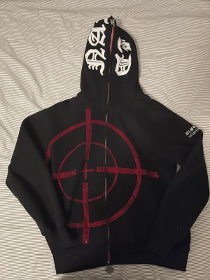 Named Collective Rhinestone Fullzip Hoodie - Named Collective Rhinestone Zip Hoodie. Fullzip design och bra kvalitet. Ett par rhinestones har losnat (se bild 3) men man ser det knappast. Jag säljer på grund av att den inte kommer till användning. Nypris: 1200, Mitt pris: 600 