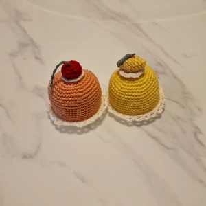Små virkade bakelser - Dessa fina bakelser har jag virkat själv. Garnet är av bomull. Båda för 100 kr. Köparen står för frakten 