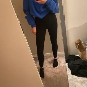 Träningsthigts  - Svarta ribbade träningsthigts med en fin omlott detalj i midjan