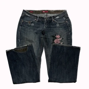 Lågmidjade bootcut jeans - Y2K lågmidjade bootcut jeans i strl 38! PS: kolla igenom mitt konto ni kommer hitta många y2k och vintage plagg! 