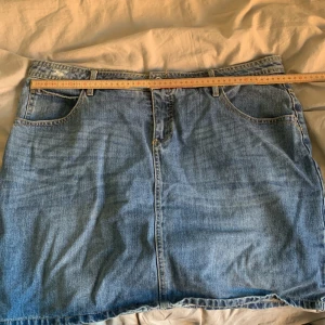jeans kjol - jätte najs kjol som sitter fint. den är strl 46 men passar som 44. inte använd så den e i nyskick. midjemått måttet tvärs över e 47 cm