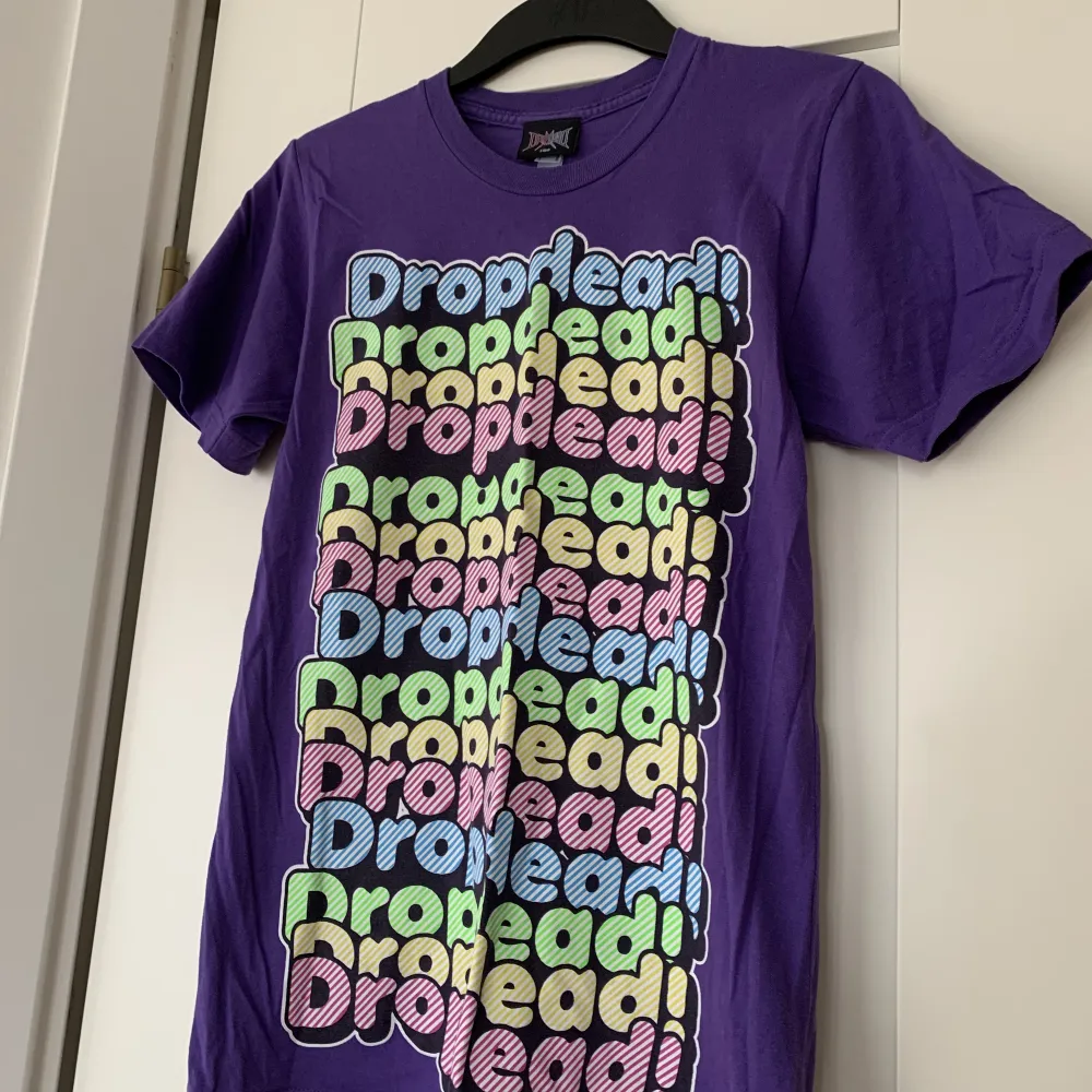 Säljer denna coola T-shirt då den inte kommer till användning! Tröjan har tryck på både fram och baksida! 🫶🏽. T-shirts.