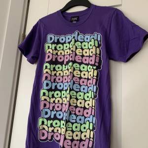 Säljer denna coola T-shirt då den inte kommer till användning! Tröjan har tryck på både fram och baksida! 🫶🏽