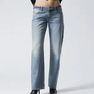 Säljer dessa snygga lågmidjade jeans från weekday!  Den första bilden är lånad och dom är ljusare i verkligheten! Skriv privat om ni vill ha fler bilder med jeansen på!  Storlek 24/32 . Säljer för 350kr och köparen står för frakt!