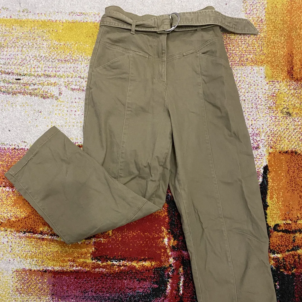 Jättefina högmodjade gröna byxor med ett bälte i mörkgrön färg. Säljer eftersom de har blivit lite för små och korta på mig som är 165 cm. Bra skick, hann aldrig användas. Skriv vid intresse❤️❤️. Jeans & Byxor.