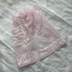 Sött förkläde  - Gulligt tunt förkläde att ha över en kjol eller klänning. 💌 Har en ficka och ett hål vid den, se bild!  En aning skrynkligt då det legat i en låda ett längre tag! 