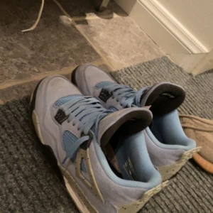 jordan 4 university blue - jordan 4 university blue , väldigt bra skick . Mer bilder i pm.